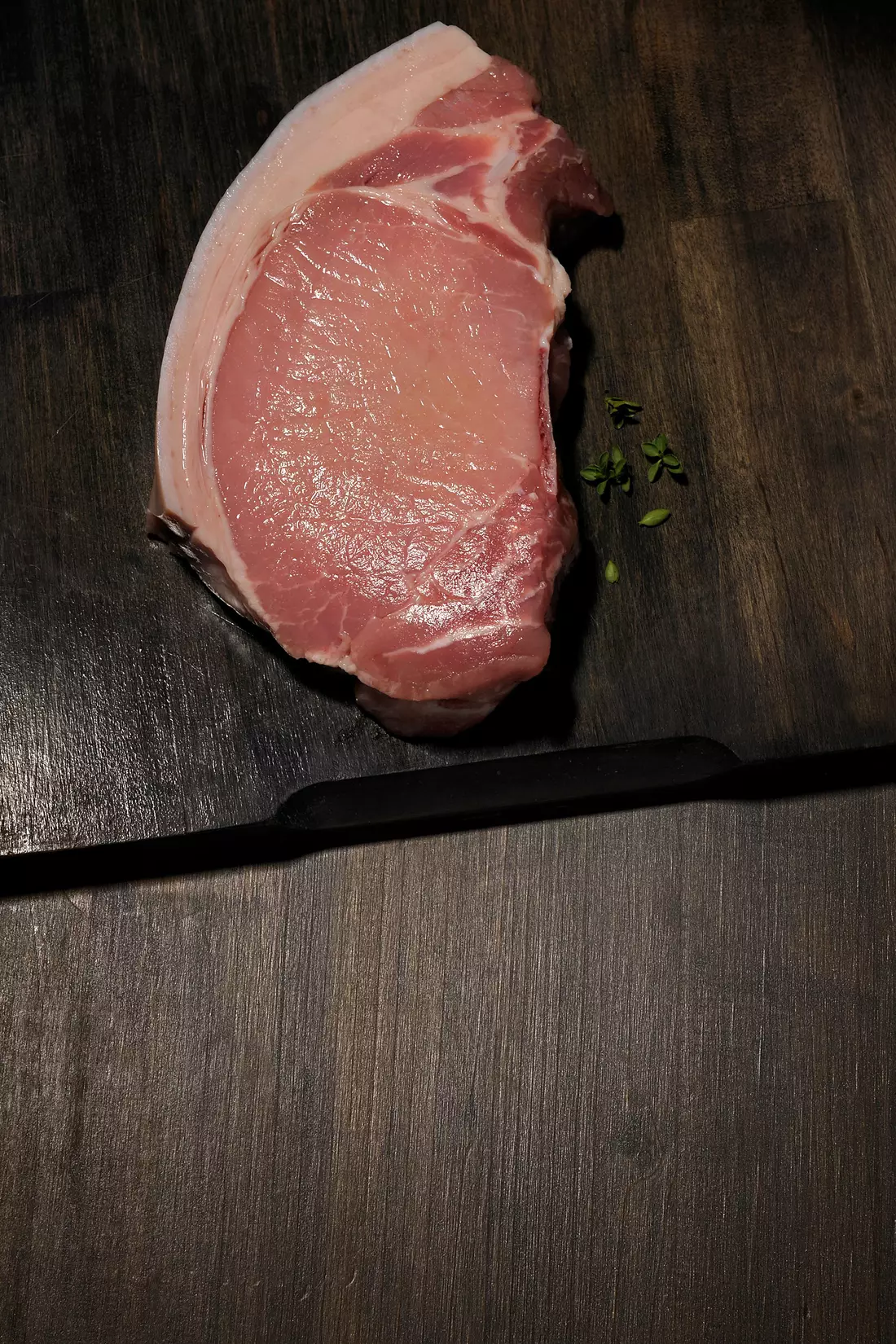 B0C7_1_Cote_de_porc_gourmande_x12 La Côte de porc gourmande – Image 1